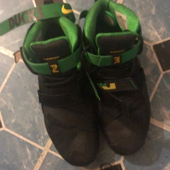 Lebron Nike Oregon ducks - Picture 2 of 4
